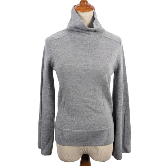 lululemon athletica Sweaters - Lululemon City Trek Turtleneck Heathered Silver Drop Size 6